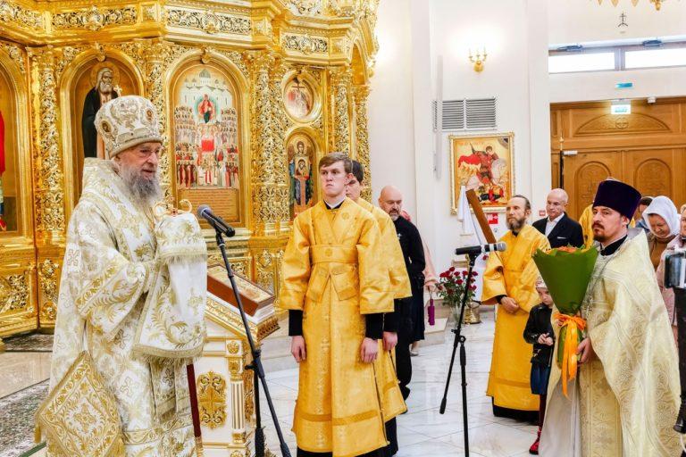 После архиерейской службы состоялось торжественное награждение