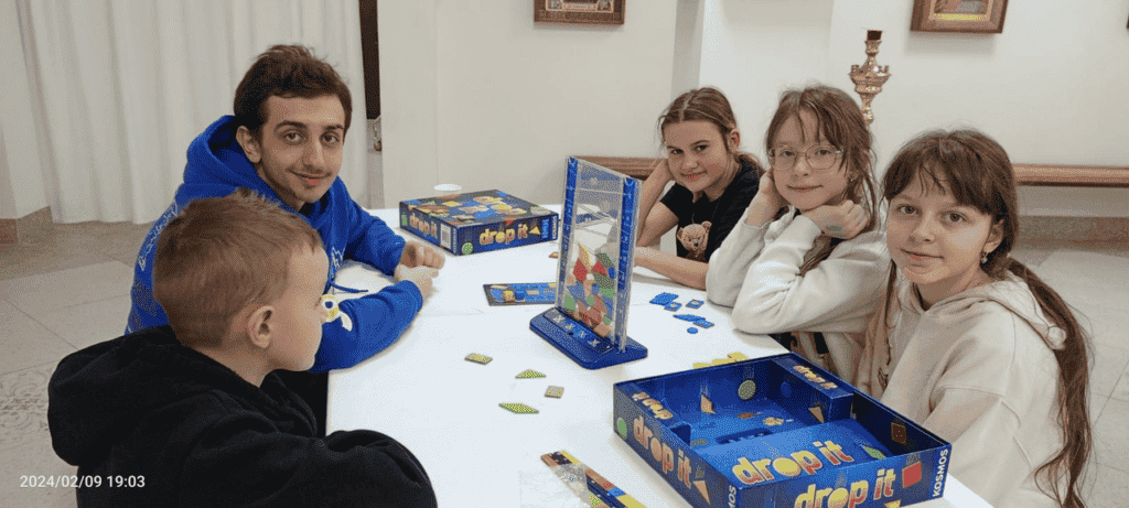 После игротеки дети посмотрели, как делают окопные свечи После игротеки дети посмотрели, как делают окопные свечи