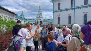 Дети со священником побывали в Новом Иерусалиме