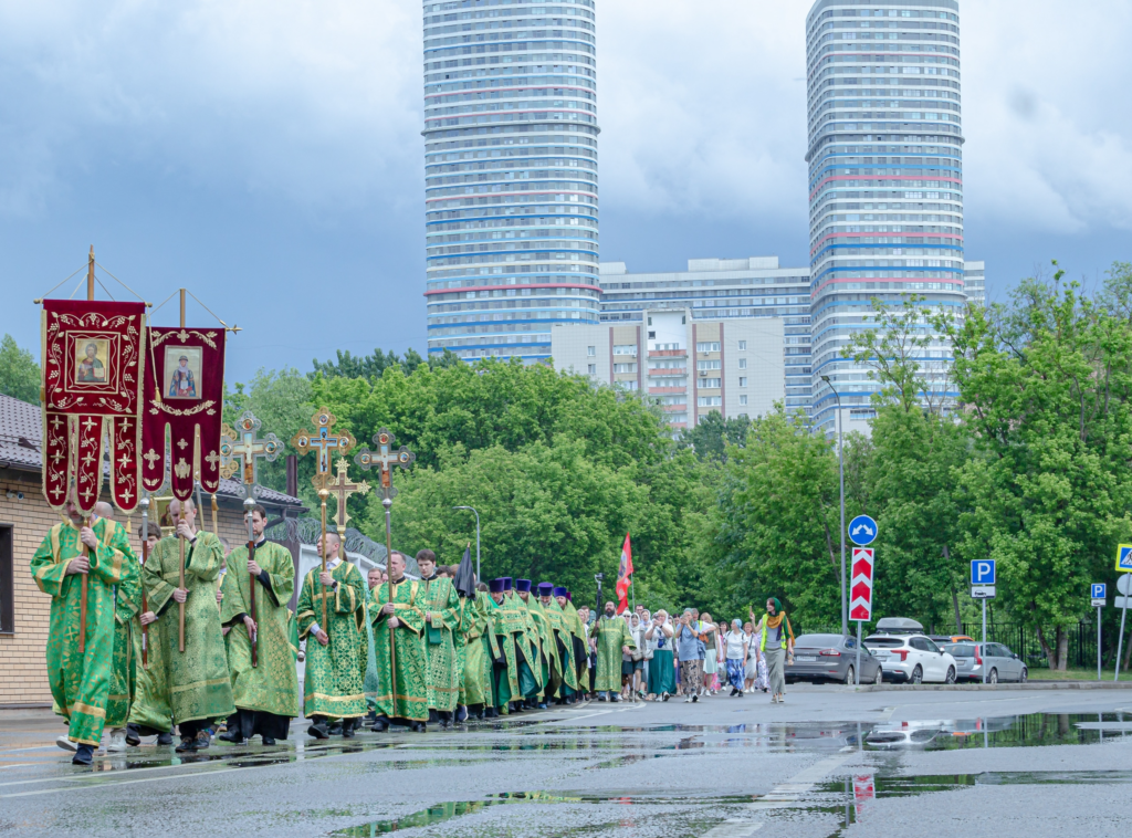 Приглашаем на крестный ход в день Святой Троицы