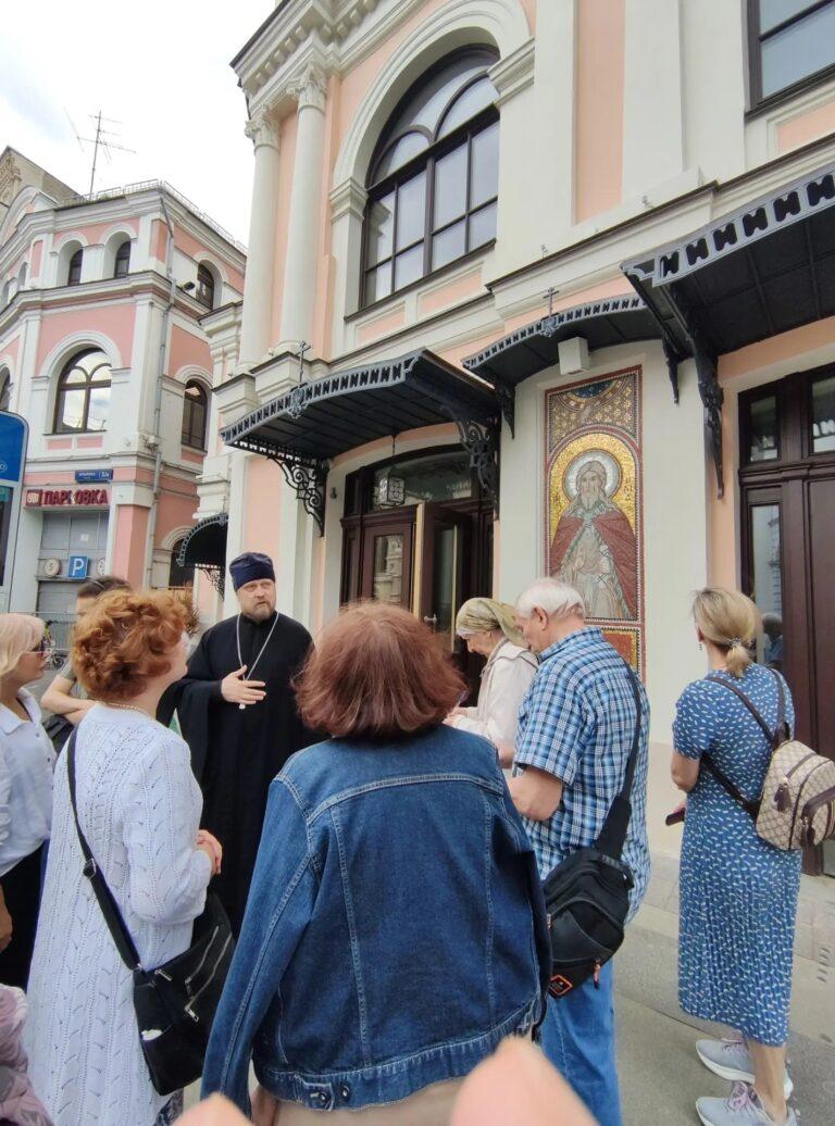 Паломники с отцом Алексеем прогулялись по Ильинке